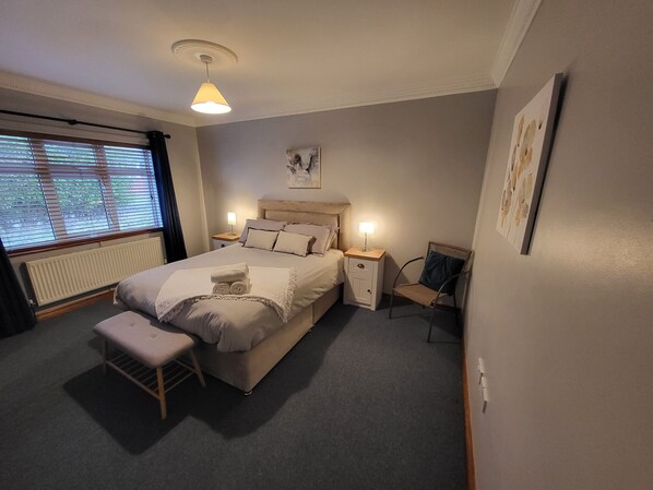 4 habitaciones y tabla de planchar con plancha 