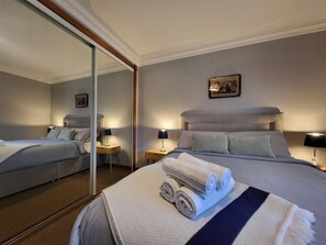 4 Schlafzimmer, Bügeleisen/Bügelbrett