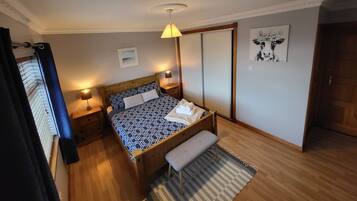 4 bedrooms, iron/ironing board