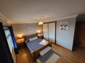 4 makuuhuonetta, silitysrauta/-lauta