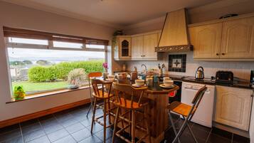 Een koelkast, een magnetron, een oven, een vaatwasser