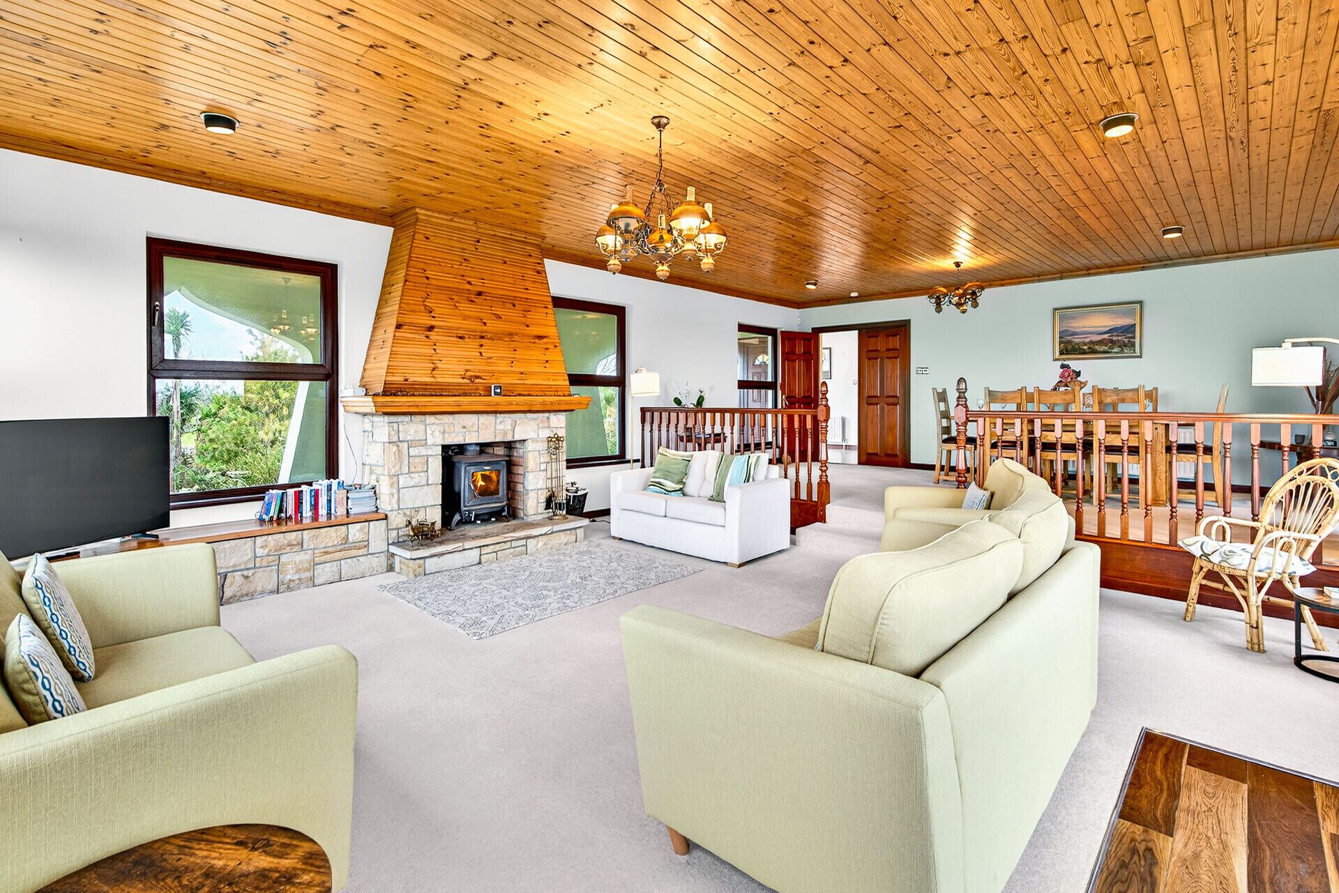 TV, fireplace