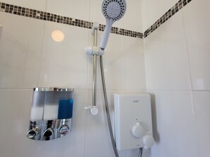 Een douche, een haardroger, handdoeken