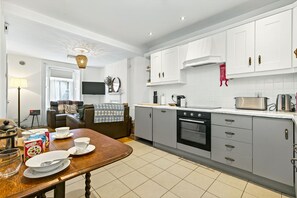 Réfrigérateur, four à micro-ondes, un four, lave-vaisselle