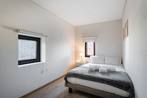 2 bedrooms, iron/ironing board, internet, bed sheets