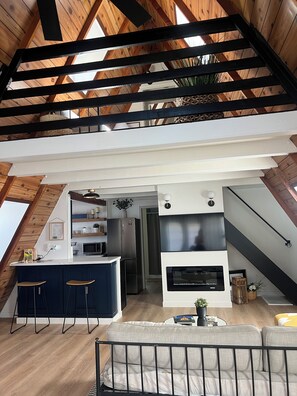 Smart TV, fireplace