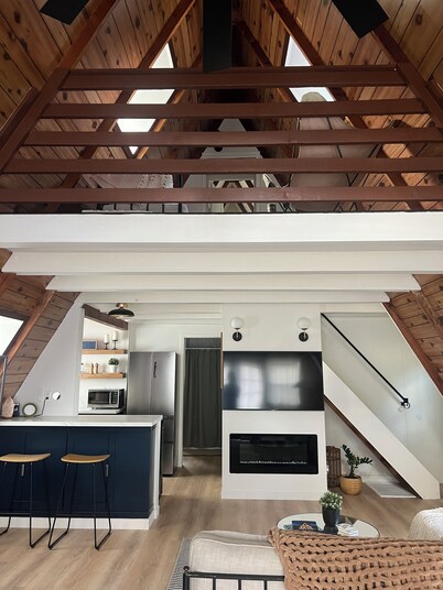 Charming 2-bedroom A-Frame cabin with AC, WiFi in tranquil Frazier Park