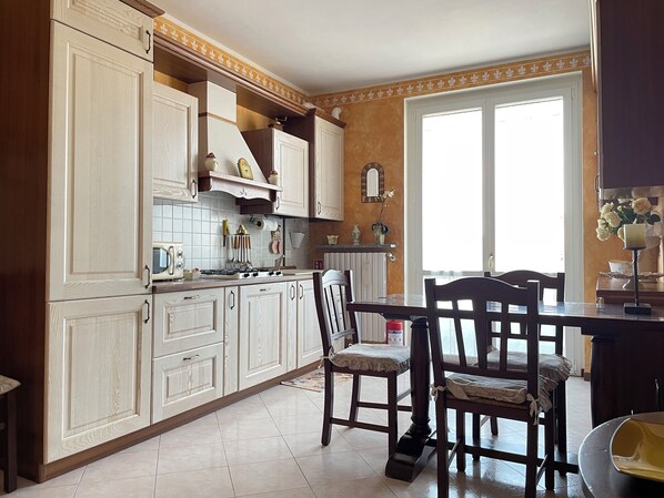 Jääkaappi, mikroaaltouuni, liesi, astianpesukone