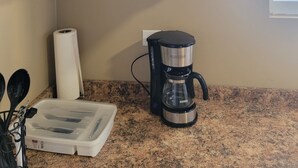 A kitchen with a blender, coffee maker, and a container on the counter. - Chic 1-bedroom apartment with WiFi, AC in phenomenal Tankilendert (Tankilendert)