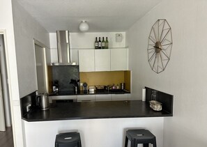 Fridge, microwave, oven, coffee/tea maker - Family apartment - near beach (Arcachon)