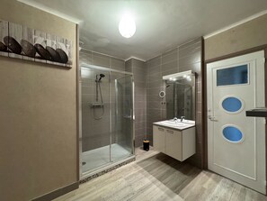 Sèche-cheveux, serviettes fournies