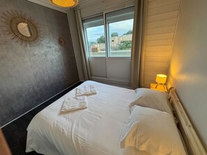 2 chambres, fer et planche à repasser, Wi-Fi, draps fournis