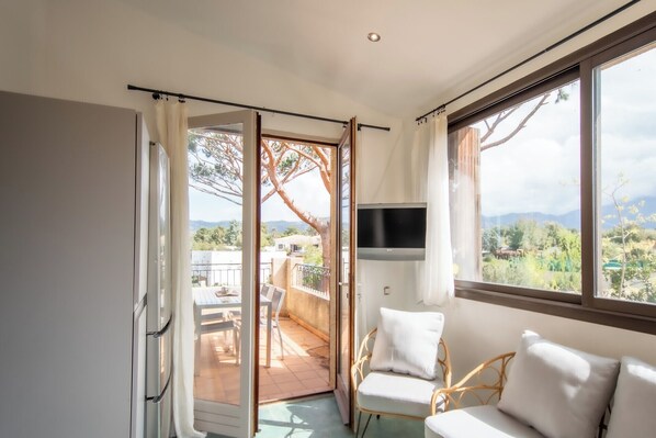 Televisie en een open haard