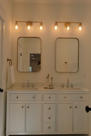 Een douche, handdoeken, zeep, toiletpapier