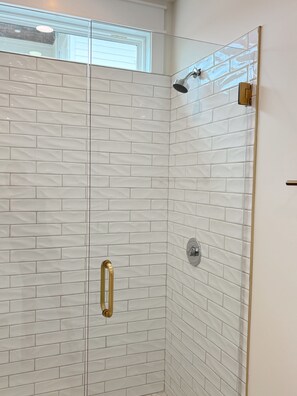 Ducha, toallas, jabón y papel higiénico