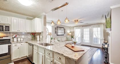 Lakeside Bliss – 3BR Condo with Stunning Views