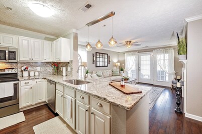 Lakeside Bliss – 3BR Condo with Stunning Views