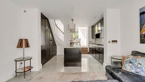 Un intérieur moderne comprenant une cuisine, un coin repas et un salon.