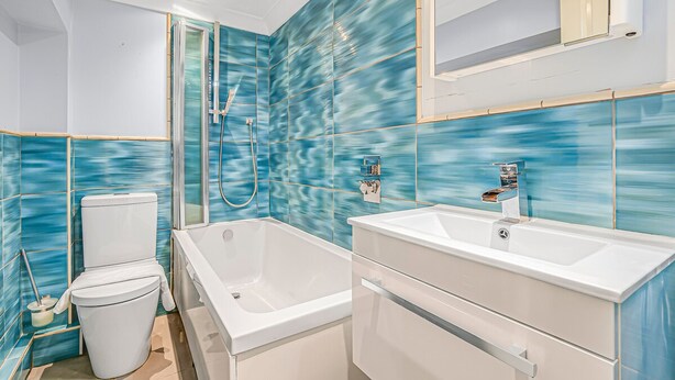 A modern bathroom with a bathtub, a toilet, and a sink. - Elegant 5bed House Next to Harrods Knightsbridge (London)