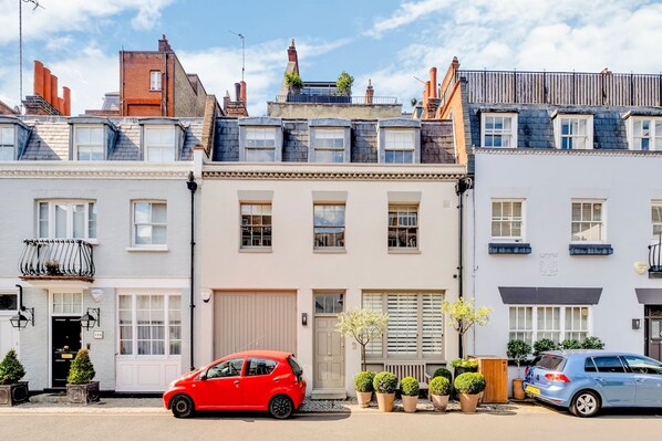 House, Smoking | 4 bedrooms - Luxe 4-bed Mews Home - 10 min to Harrods (London)