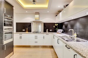 House, Smoking | 4 bedrooms - Luxe 4-bed Mews Home - 10 min to Harrods (London)