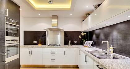 Luxe 4-bed Mews Home - 10 min to Harrods