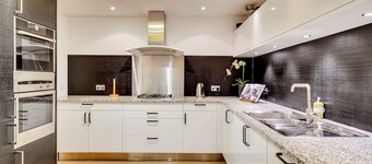Luxe 4-bed Mews Home - 10 min to Harrods