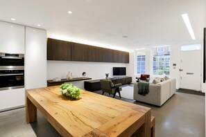 3 bedrooms - Paddington Luxury 3-bed Mews Private Cinema Gym (London)