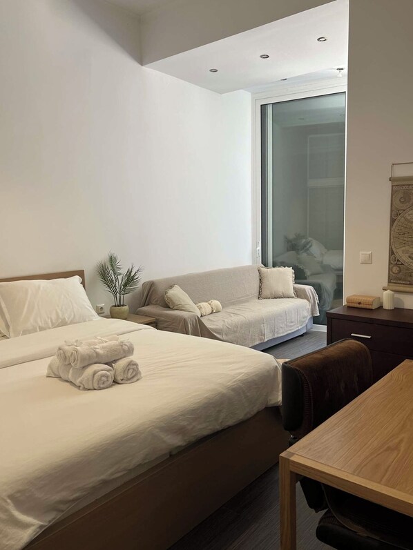 4 bedrooms, iron/ironing board, WiFi, bed sheets