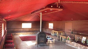 Un interior acogedor con techo alto, chimenea y pared de piedra.