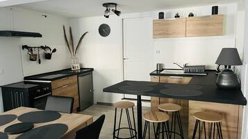 Geladeira, micro-ondas, fogĂŁo, cooktop