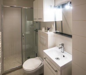 Douche, sèche-cheveux, serviettes fournies