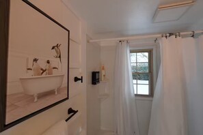 Hair dryer, towels, soap, toilet paper - Clean, Bright & Private WHOLE HOUSE 4 YOU. Safe, Centrally Located, Garage (New Britain)