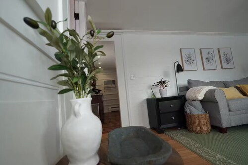 Clean, Bright & Private WHOLE HOUSE 4 YOU. Safe, Centrally Located, Garage