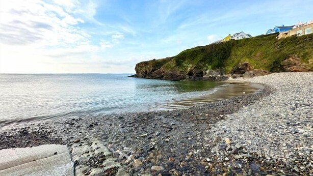 A pebbled beach with a rocky cliff and houses on top. - Lavender - Barn Conversion - Blossom Farm (Haverfordwest)