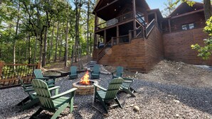 A cabin with a fire pit and outdoor seating. - Cozy Luxe Cabin Hot Tub+Firepit (Broken Bow)