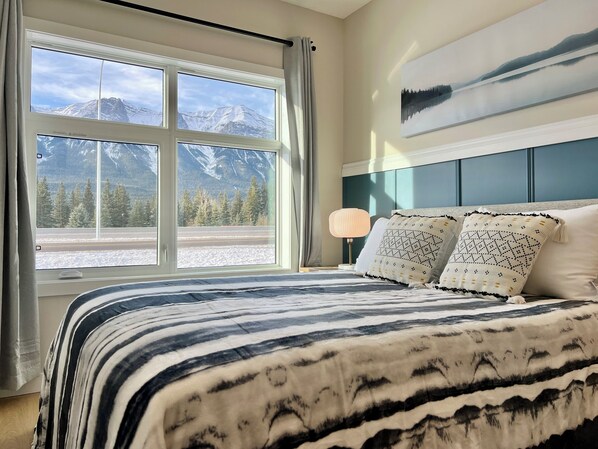 5 habitaciones, escritorio y tabla de planchar con plancha