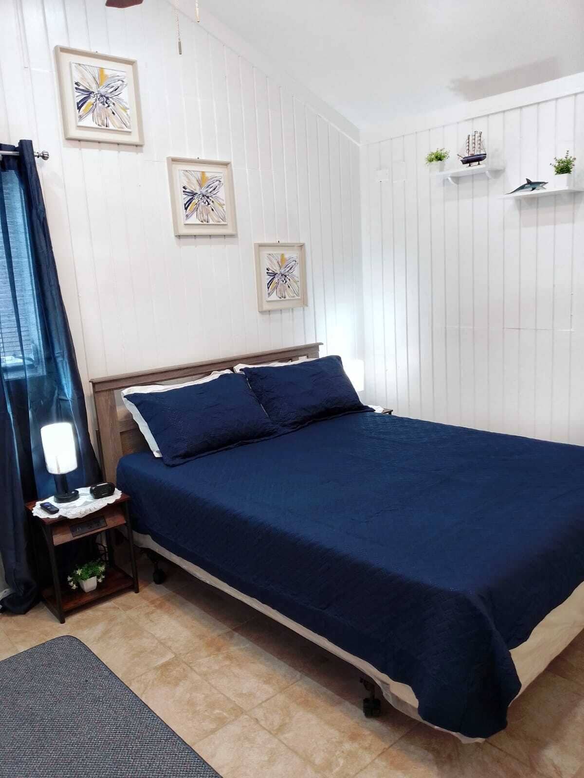 1 slaapkamer, een strijkplank/strijkijzer, gratis wifi, beddengoed