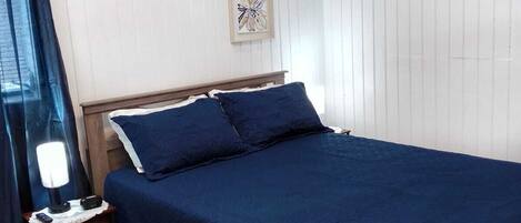 1 slaapkamer, een strijkplank/strijkijzer, gratis wifi, beddengoed