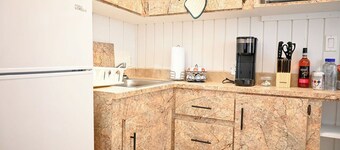 Charming 1BR w/ A/C, WiFi + Free Drinks & Snacks