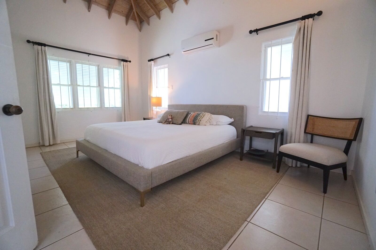 5 bedrooms, iron/ironing board, WiFi, bed sheets