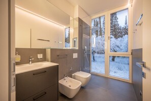 Douche, sèche-cheveux, bidet, serviettes fournies