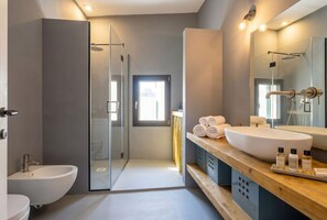 Bruser, bidet, håndklæder, Shampoo