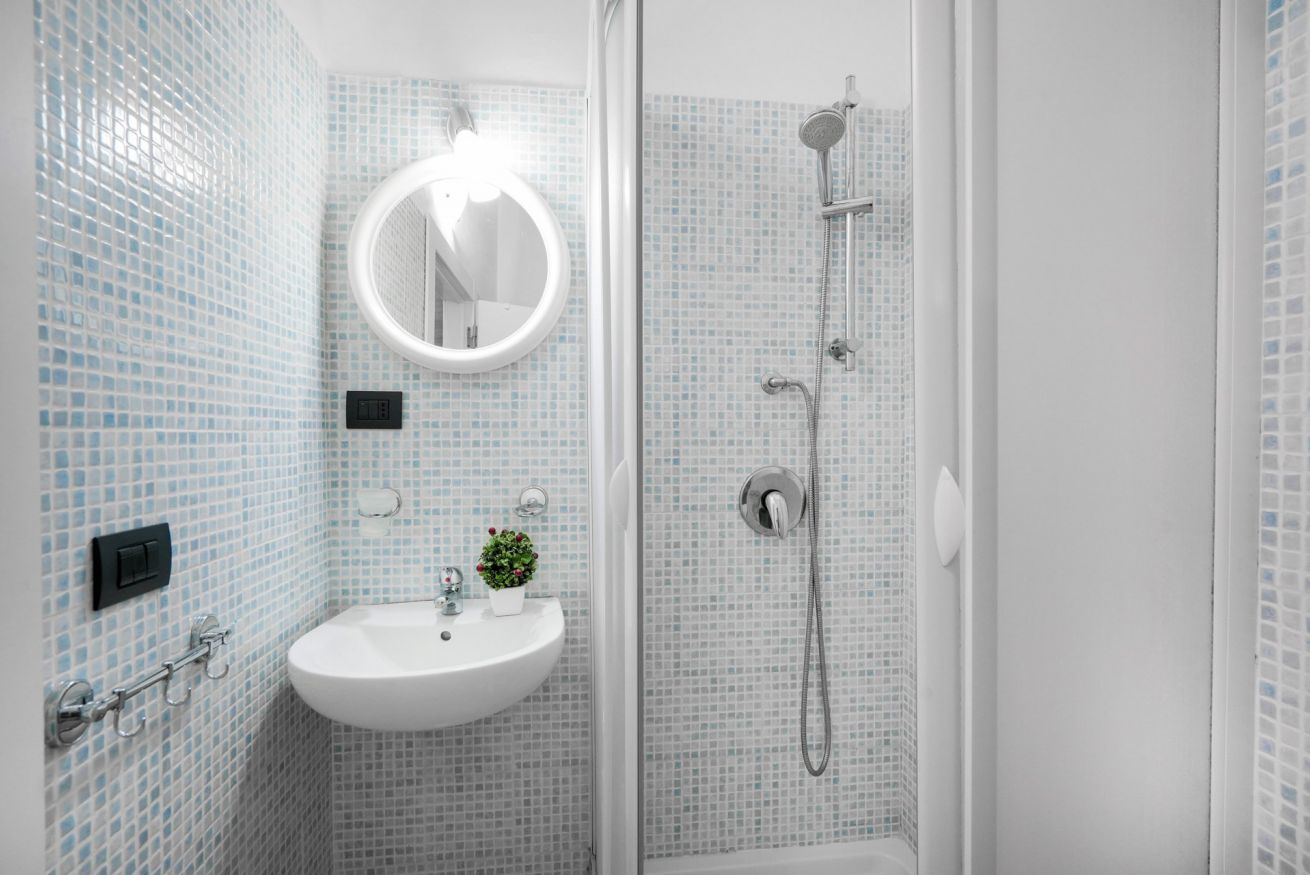 Shower, free toiletries, hair dryer, bidet