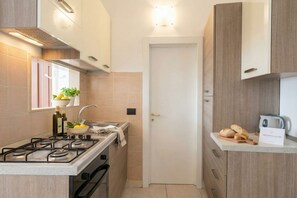 Fridge, electric kettle, high chair, cookware/dishes/utensils - Tonia - Cozy Central Apartment (Monopoli)