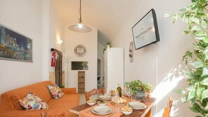 Dining - Tonia - Cozy Central Apartment (Monopoli)