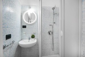 Dusche, kostenlose Toilettenartikel, Haartrockner, Bidet
