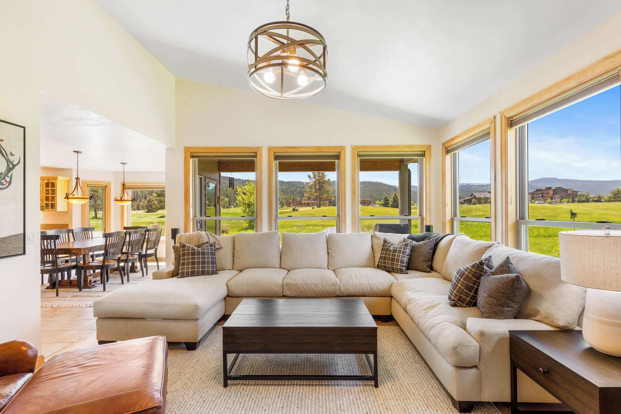 Télévision, cheminée, espaces bureaux