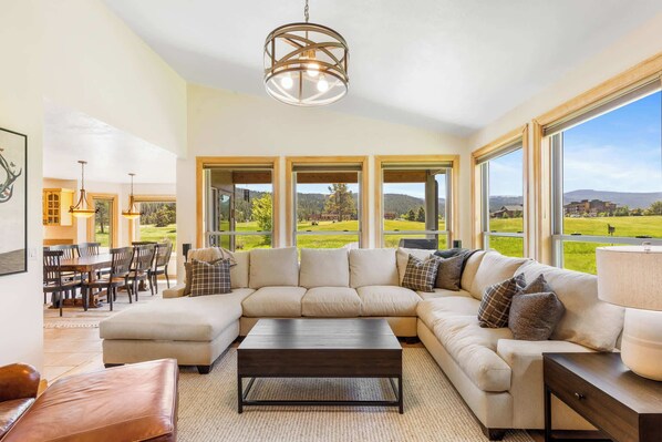 Televisión, chimenea y oficina 