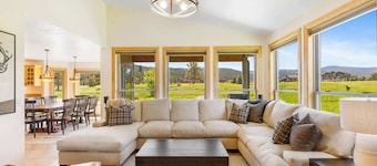 *New Listing* 4 Bedroom House w/ Private Hot Tub